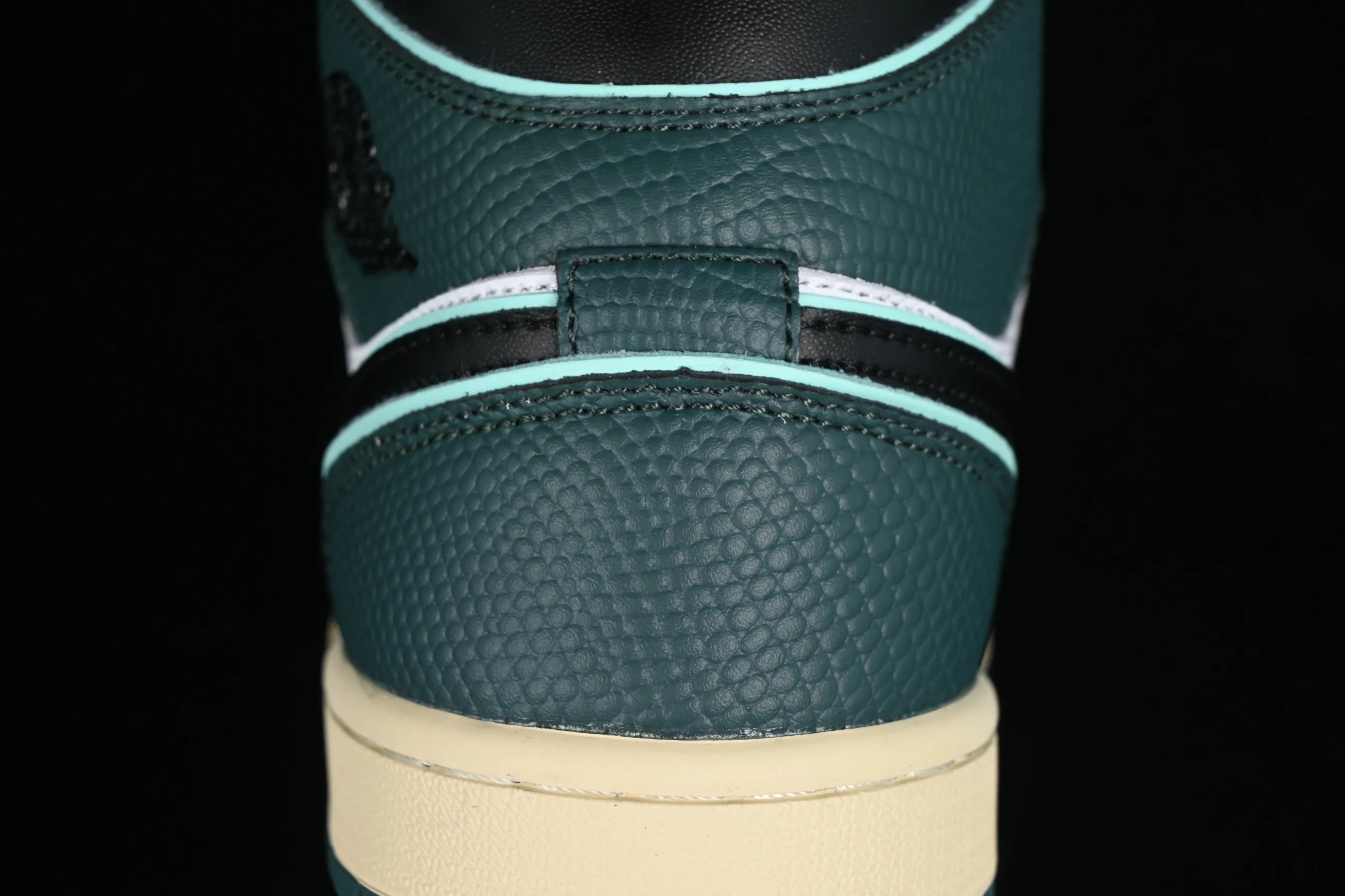 All Categories Air Jordan Jordan Series Basketball Shoes Air Jordan 1 Mid Air Jordan 1 Mid AJ1 Joe 1 Snake Print Black Green Toe Zhongbang Basketball Shoes FQ7818-100